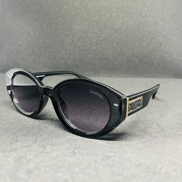 Lightweight fashion sunglasses for women
