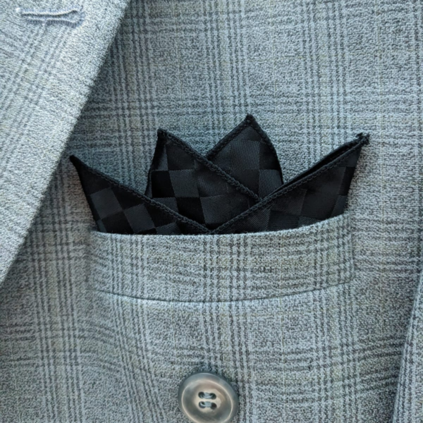 men-suit-pocket-square-blazer-look.jpg Men suit pocket square blazer styling close view