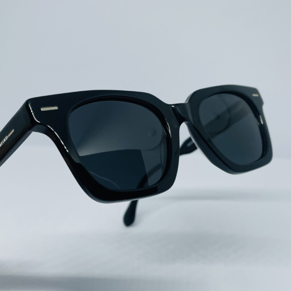 Stylish men's black sunglasses UV400