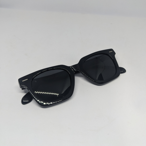 Sunglasses side profile lightweight frame