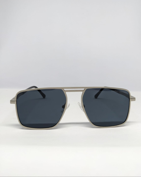 MIGNON FB (3) Close-up of double bridge design on square navigator sunglasses