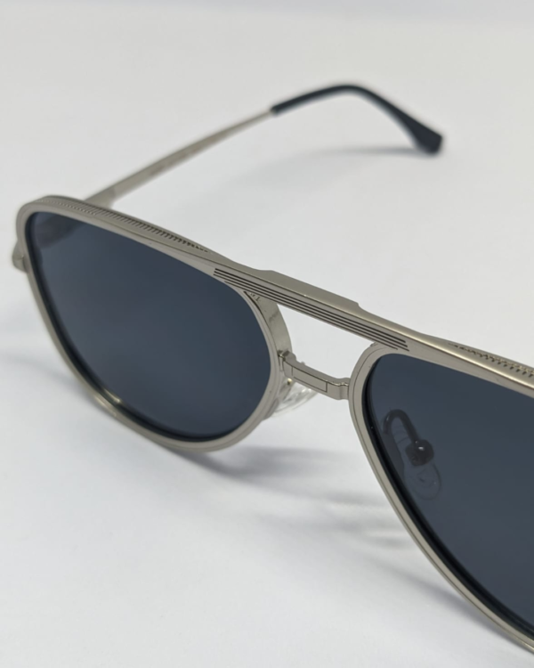 MIGNON FB (4) Close-up of double bridge design on silver aviator sunglasses