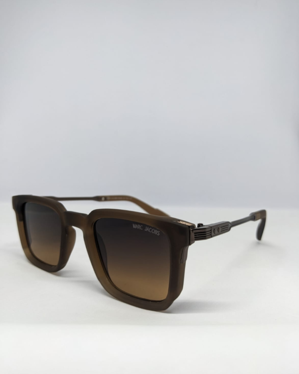 MIGNON FB (9) Square brown gradient sunglasses folded flat lay